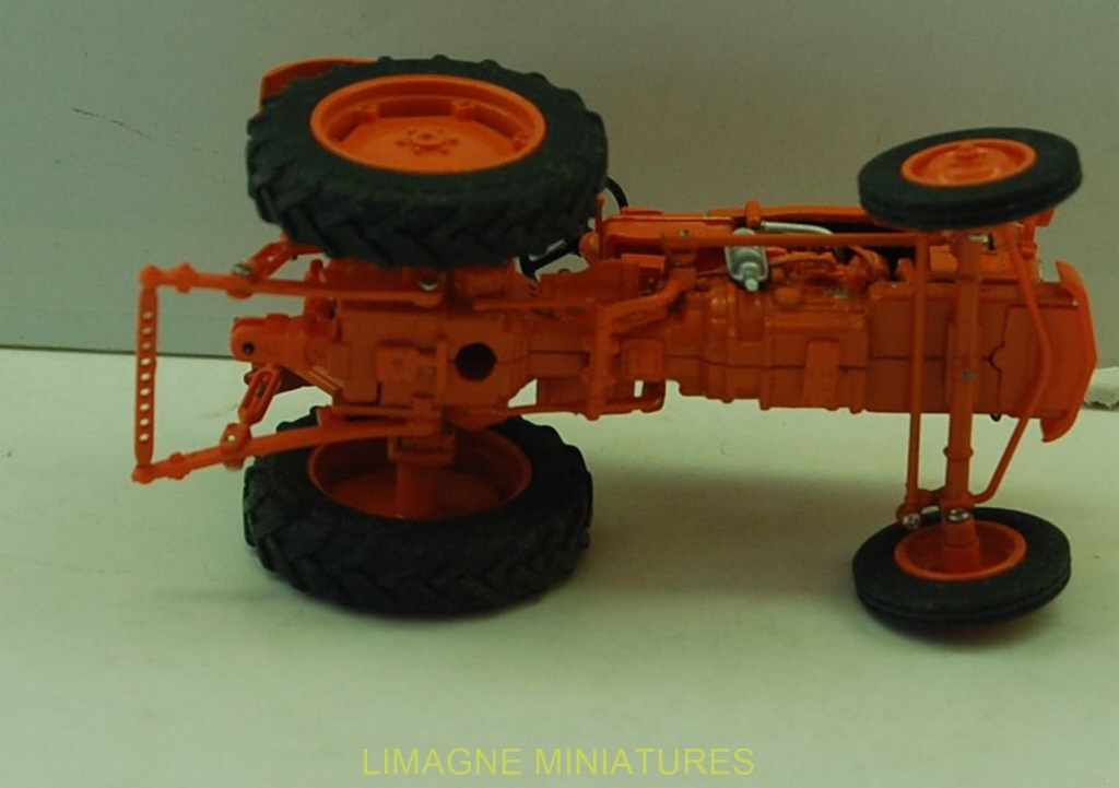 Universal Hobbies Tracteur Renault D22 1956 - Modèle Collection Universal Hobbies Tracteur Renault D22 1956 - Modèle Collection